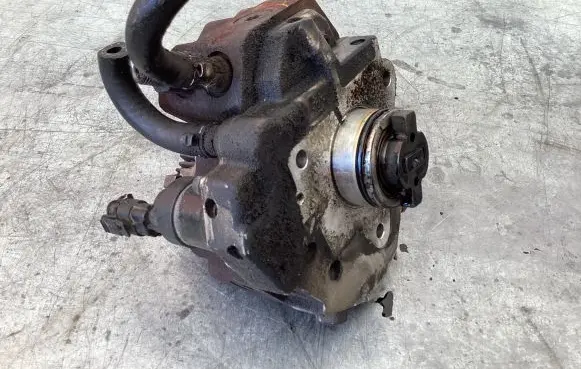 Volvo XC90 Fuel injection high pressure pump 0445010043 8642777