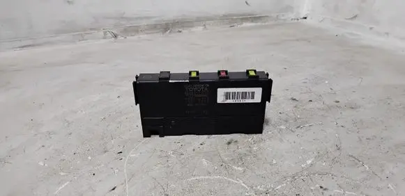 Lexus CT 200H Fuse module 8264171010 72818503