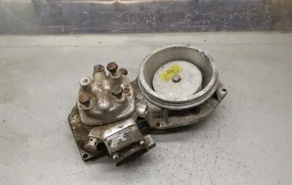 Audi 80 90 B3 Fuel distributor 0438121011 026133353 0438101005