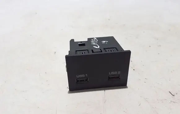 Porsche Cayenne (9Y0 9Y3) USB socket connector 9Y0035736