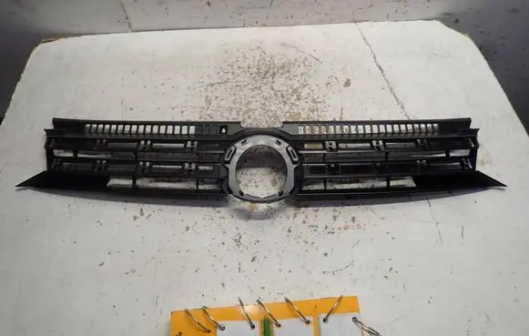 Volkswagen Golf Plus Front bumper upper radiator grill 5M0853653L