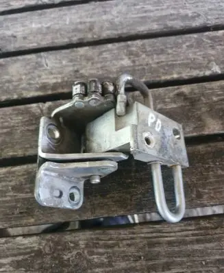 Volkswagen Polo Front door lower hinge 