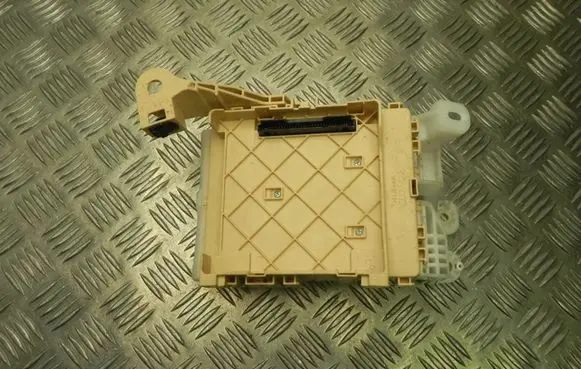 Toyota Auris E180 Fuse box set 8273012X81 K951