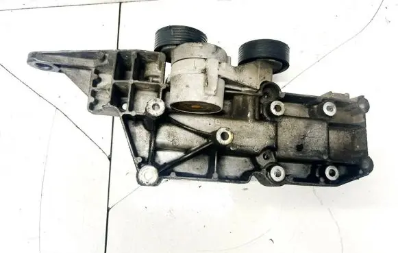 Volvo S60 Engine mounting bracket