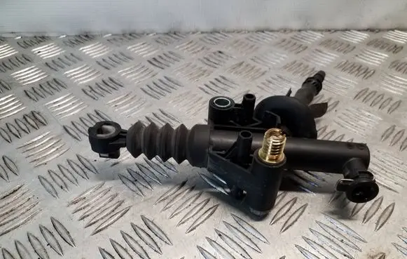 Renault Trafic III (X82) Clutch master cylinder 306104978R