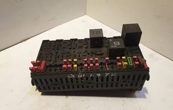 Volkswagen Golf III Fuse box set 357937039