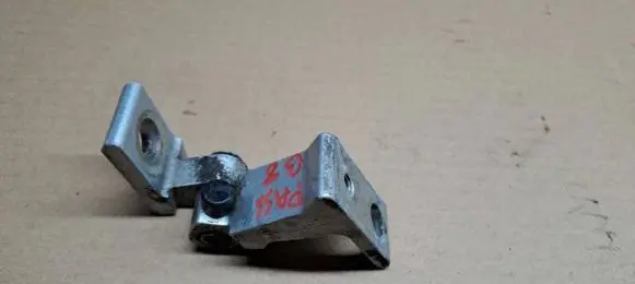 Volkswagen PASSAT B8 Front door upper hinge