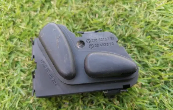 Mercedes-Benz C W203 Seat control switch 2108213751 03483910