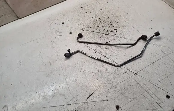 Volkswagen Touareg I Fuel injector supply line/pipe 