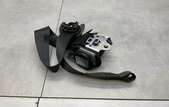 Volkswagen Scirocco Front seatbelt 6151097
