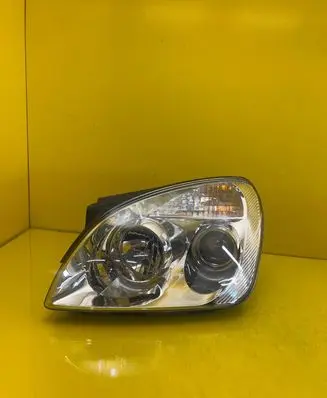 KIA Carens II Headlight/headlamp 921011