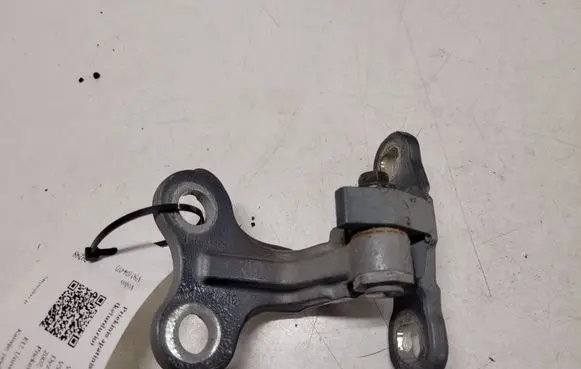 Volvo V50 Front door lower hinge 30715356