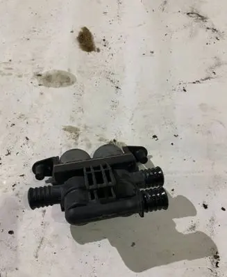 BMW 5 E39 Coolant heater control valve 8374995