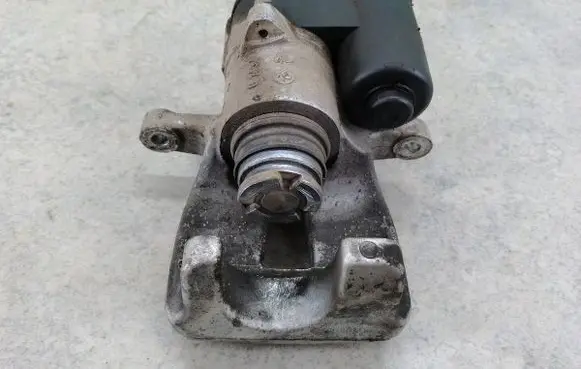Volkswagen PASSAT B6 Rear brake caliper 