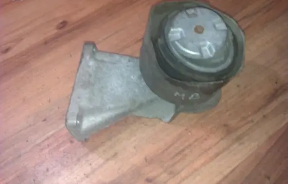 Mercedes-Benz CLK A209 C209 Engine mount bracket 1122232104