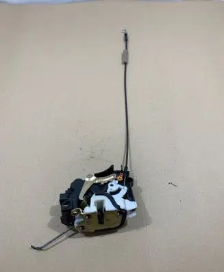 Mitsubishi Lancer Front door lock 06208