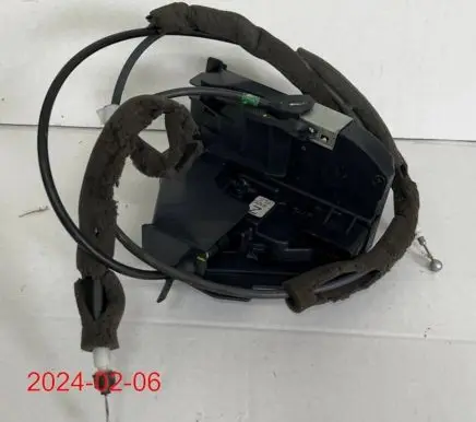 Nissan Juke I F15 Front door lock