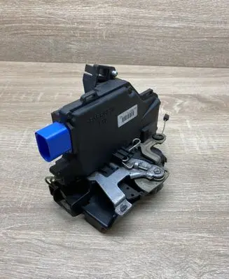 Volkswagen Golf V Rear door lock 7L0839015