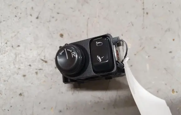 Nissan Qashqai Wing mirror switch