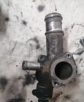 Volkswagen Golf IV Engine coolant pipe/hose 038121133A