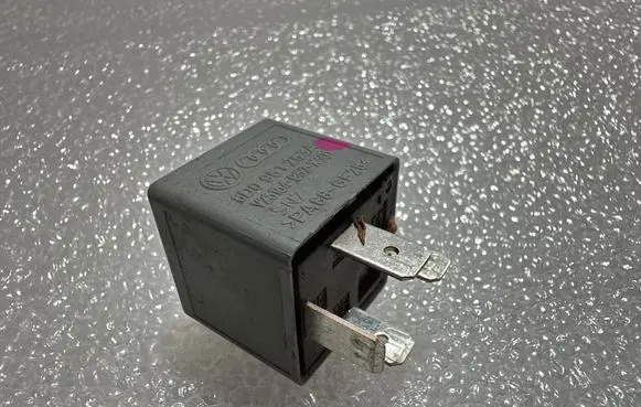 Volkswagen PASSAT B6 Other relay 8D0951253A
