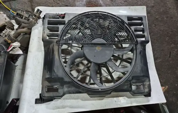 Land Rover Range Rover L322 Air conditioning (A/C) fan (condenser) PZU500020 GIUHN PGF500220