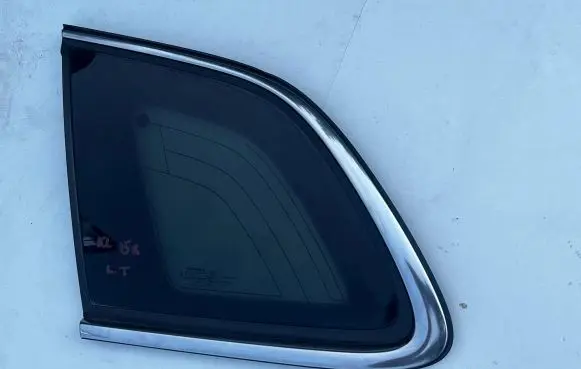 Jeep Cherokee Rear side window