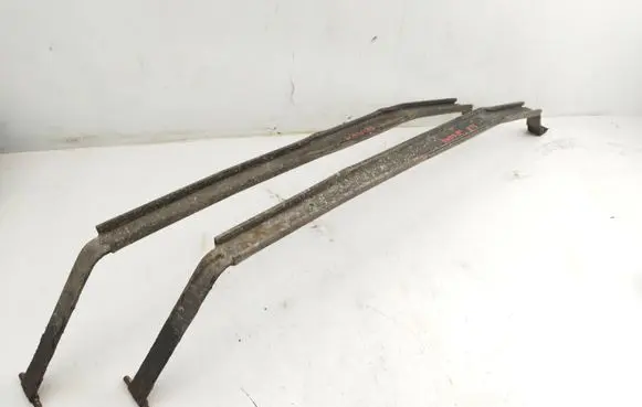 Fuel tank mounting bracket