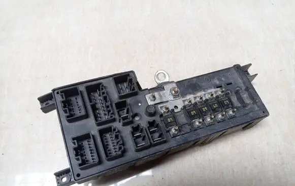 Volvo V70 Fuse module 8637841