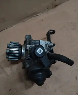Volkswagen PASSAT B7 Fuel injection high pressure pump 0445010526