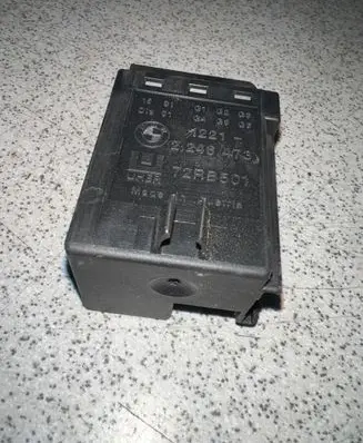 BMW 5 E39 Glow plug pre-heat relay 2246473