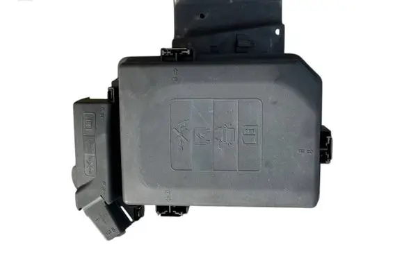 Opel Astra K Fuse module 39040854 8639800000000U