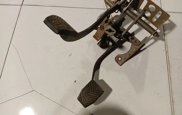 Chrysler PT Cruiser Clutch pedal 