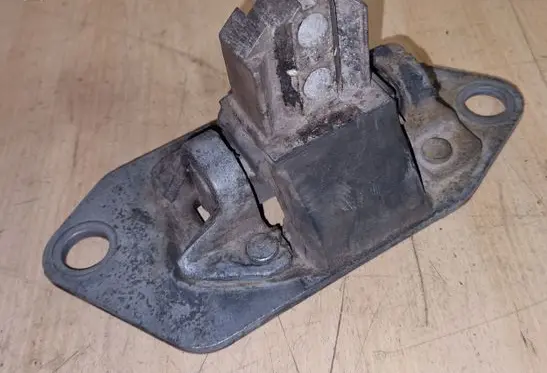 Volvo S60 Engine mount bracket 8624757