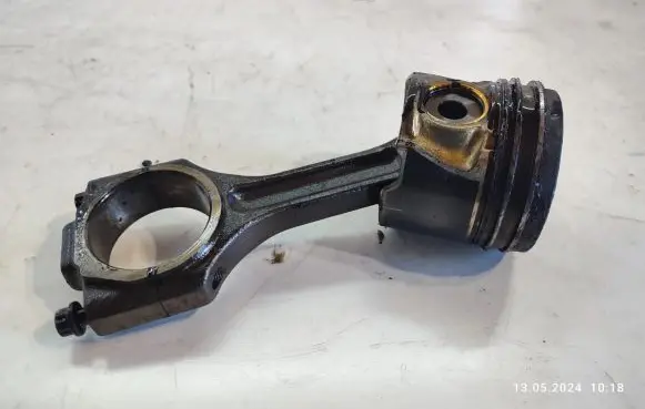KIA Carens II Piston with connecting rod