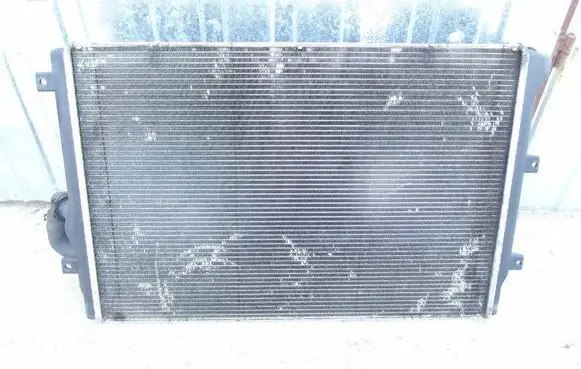 Volkswagen PASSAT B7 Coolant radiator 3AA121253