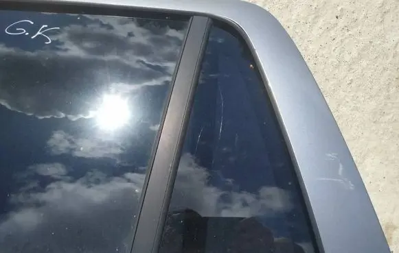 Rear vent window glass