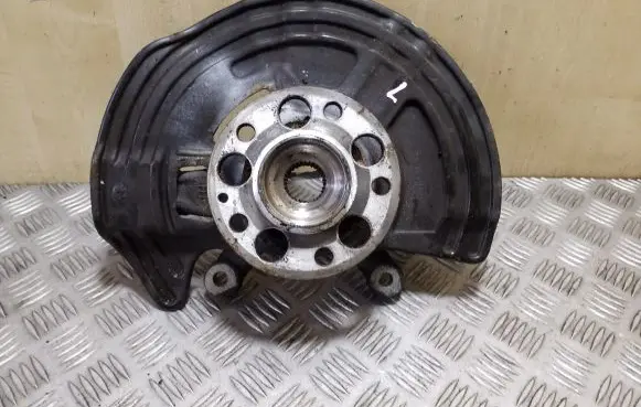 Mercedes-Benz B W246 W242 Front wheel hub A2464210820