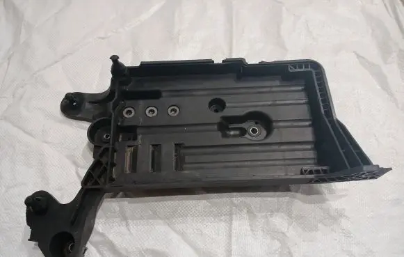 Volkswagen PASSAT B8 Battery tray 5Q0915331J 5Q0915321H