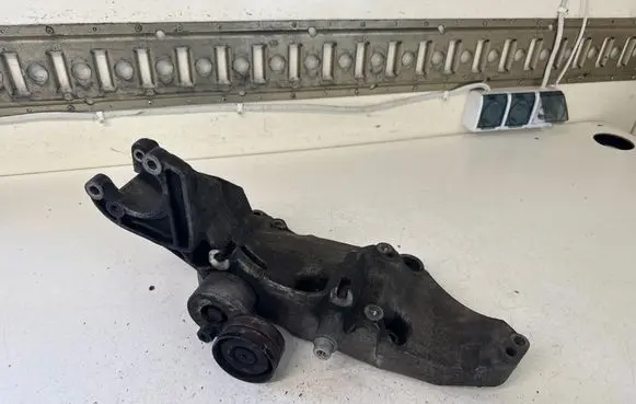 Opel Vivaro Generator/alternator bracket 8200183234