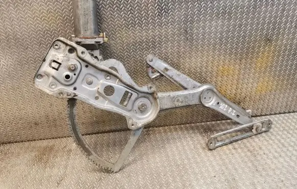 Mercedes-Benz C W202 Front door electric window regulator 0130821638