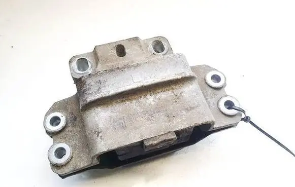 Volkswagen PASSAT CC Engine mount bracket 3C0199555