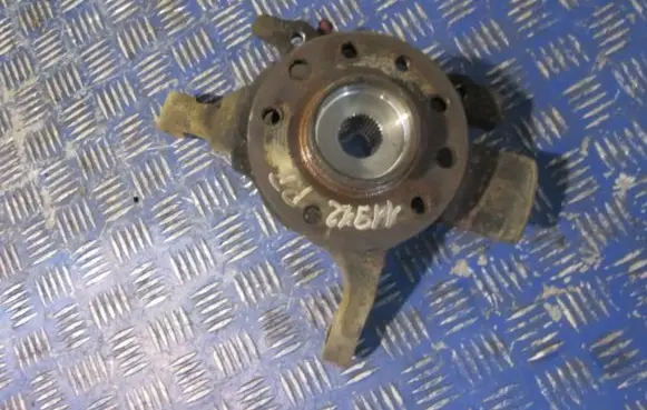 Opel Zafira A Front wheel hub spindle knuckle