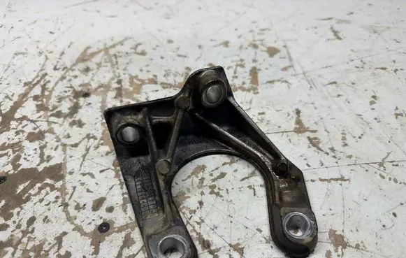 Volvo XC70 Front differential bracket 30713236