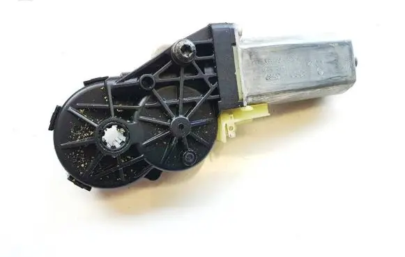 Volkswagen PASSAT B6 Seat adjustment motor 0390203224 82141806-4