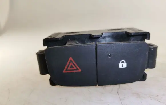 Renault Trafic III (X82) Hazard light switch E3160601
