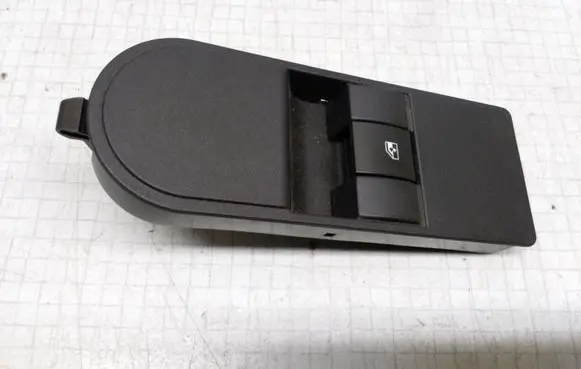 Opel Zafira B Electric window control switch 13228709