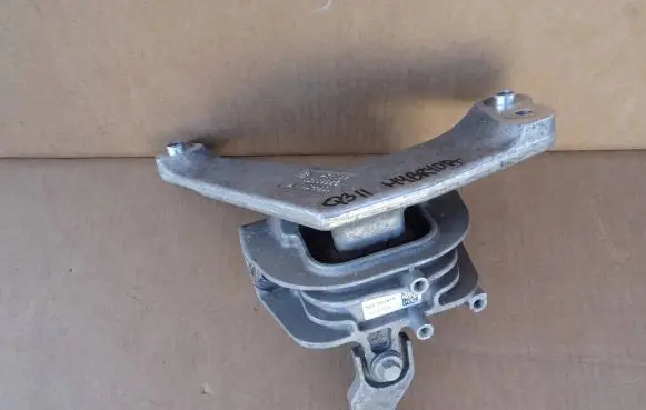 Audi Q3 F3 Engine mount bracket 5WA199262F 13052021 931PE3EB0