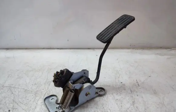 Subaru Legacy Accelerator throttle pedal