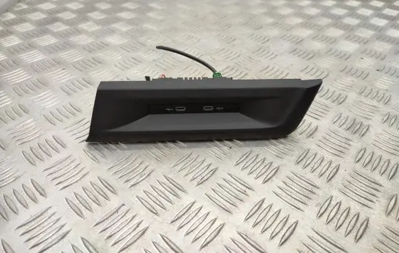 Volkswagen Golf VIII USB socket connector 5NA035736 5H1863099